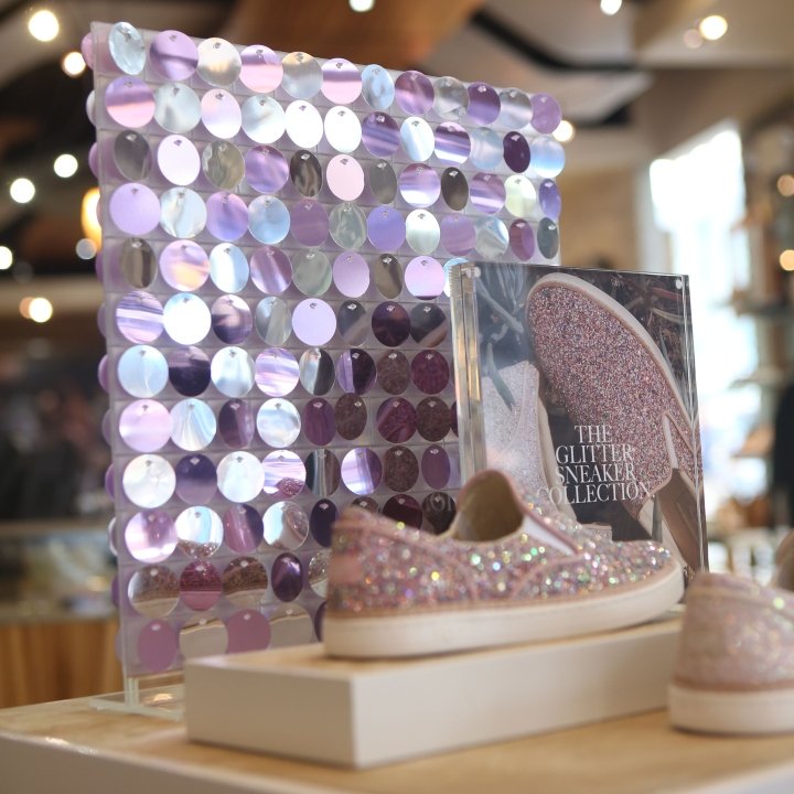 纽约市 Shimmerwall 设计的 UGG 闪光运动鞋橱窗