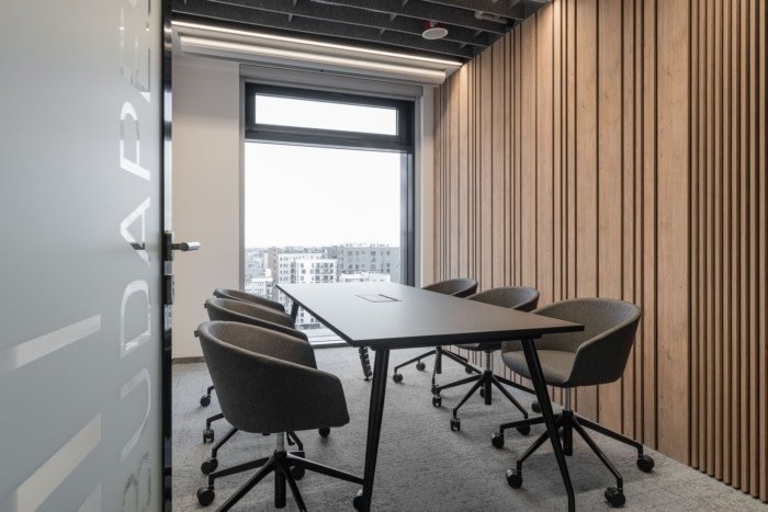 信号伊杜纳办公室由 BIT Creative Barnaba Grzelecki 设计