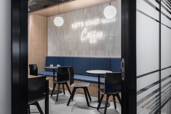 信号伊杜纳办公室由 BIT Creative Barnaba Grzelecki 设计