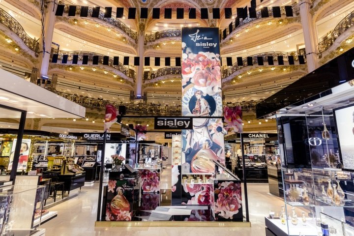 法国巴黎老佛爷百货公司 SHAFT DESIGN 的希思黎 (Sisley) 讲台