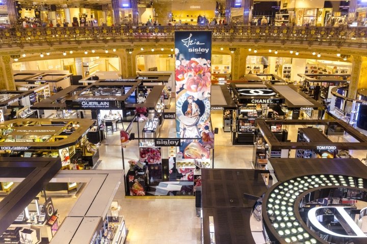 法国巴黎老佛爷百货公司 SHAFT DESIGN 的希思黎 (Sisley) 讲台