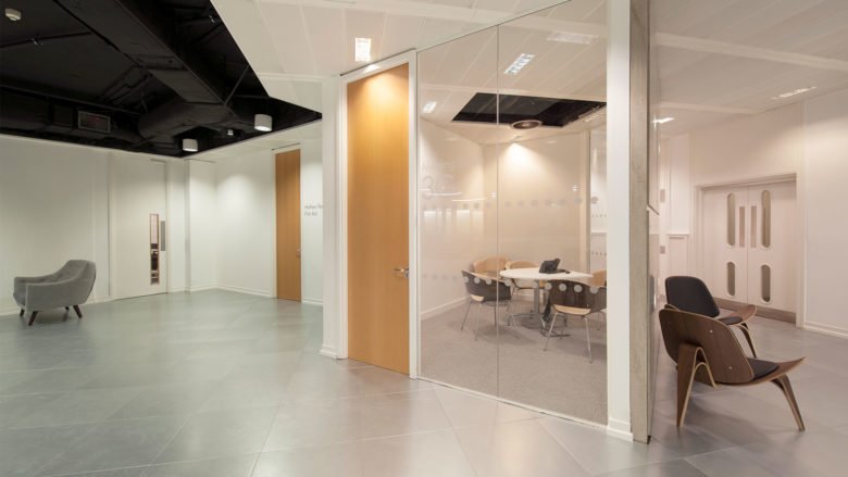 弗里曼特尔办公室由 Direct Tiling Group 设计