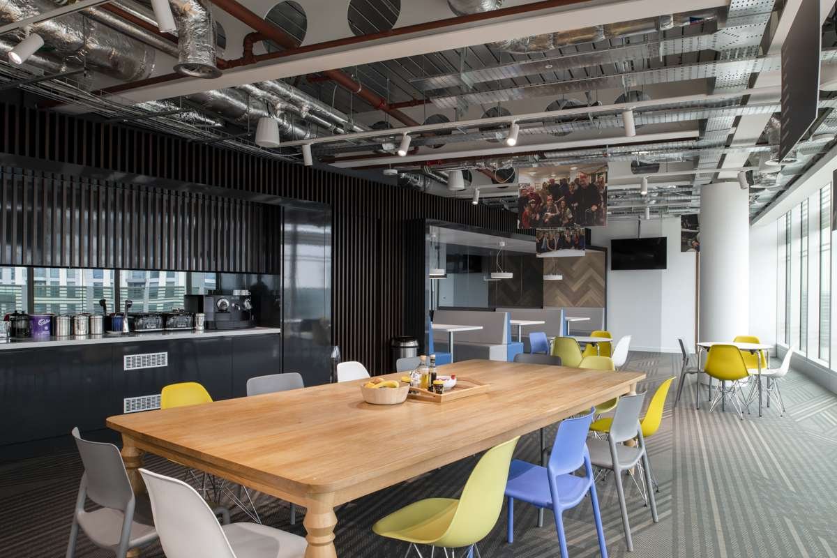 由 Direct Tiling Group 设计的 CAA 办公室 由 Direct Tiling Group 设计的 CAA 办公室