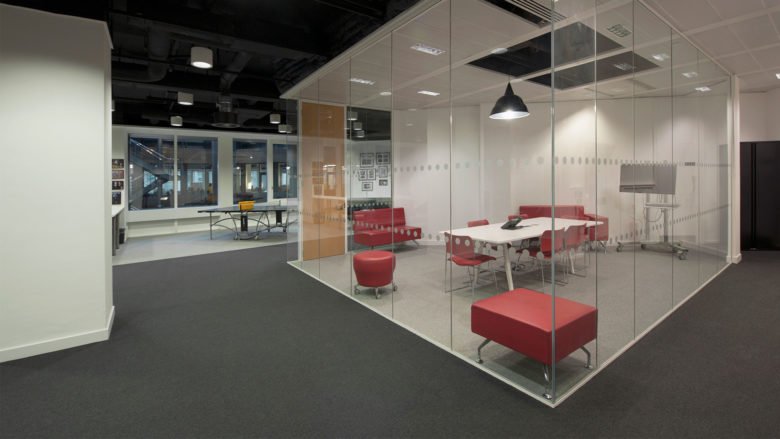 弗里曼特尔办公室由 Direct Tiling Group 设计