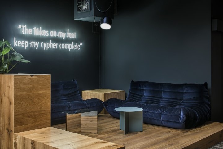 Barde + vanVoltt 的运动鞋区商店,安特卫普 – 比利时 Barde + vanVoltt 的运动鞋区商店,安特卫普 – 比利时