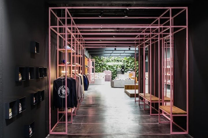 Barde + vanVoltt 的运动鞋区商店,安特卫普 – 比利时 Barde + vanVoltt 的运动鞋区商店,安特卫普 – 比利时