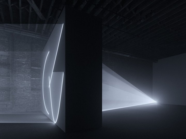 安东尼·麦考尔 (Anthony McCall) 设计的 Solid Light Works 装置