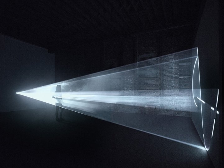 安东尼·麦考尔 (Anthony McCall) 设计的 Solid Light Works 装置