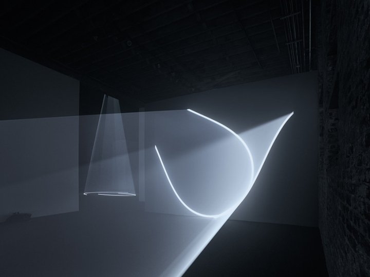 安东尼·麦考尔 (Anthony McCall) 设计的 Solid Light Works 装置