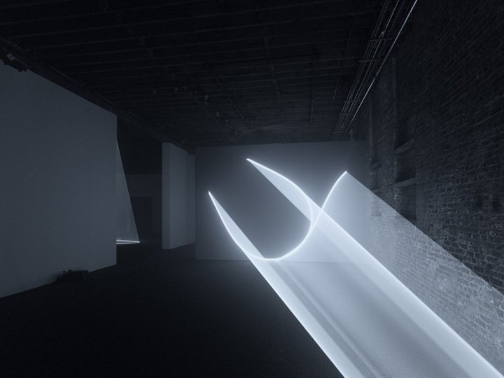 安东尼·麦考尔 (Anthony McCall) 设计的 Solid Light Works 装置