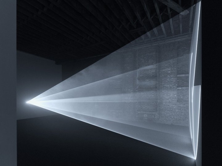 安东尼·麦考尔 (Anthony McCall) 设计的 Solid Light Works 装置