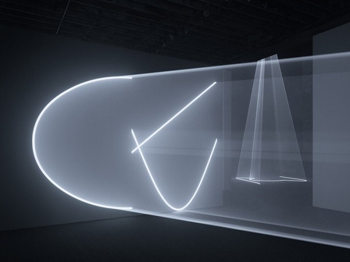 安东尼·麦考尔 (Anthony McCall) 设计的 Solid Light Works 装置