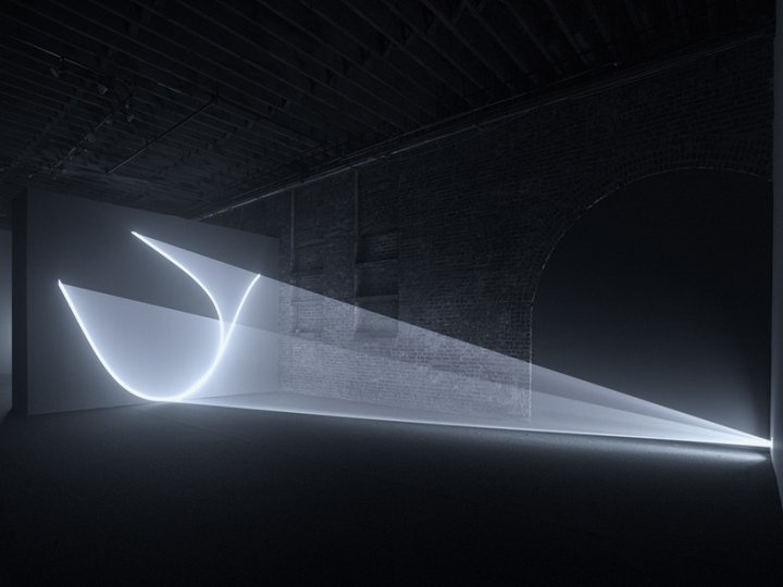 安东尼·麦考尔 (Anthony McCall) 设计的 Solid Light Works 装置