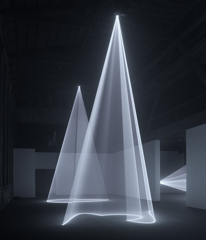 安东尼·麦考尔 (Anthony McCall) 设计的 Solid Light Works 装置