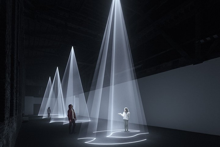 安东尼·麦考尔 (Anthony McCall) 设计的 Solid Light Works 装置