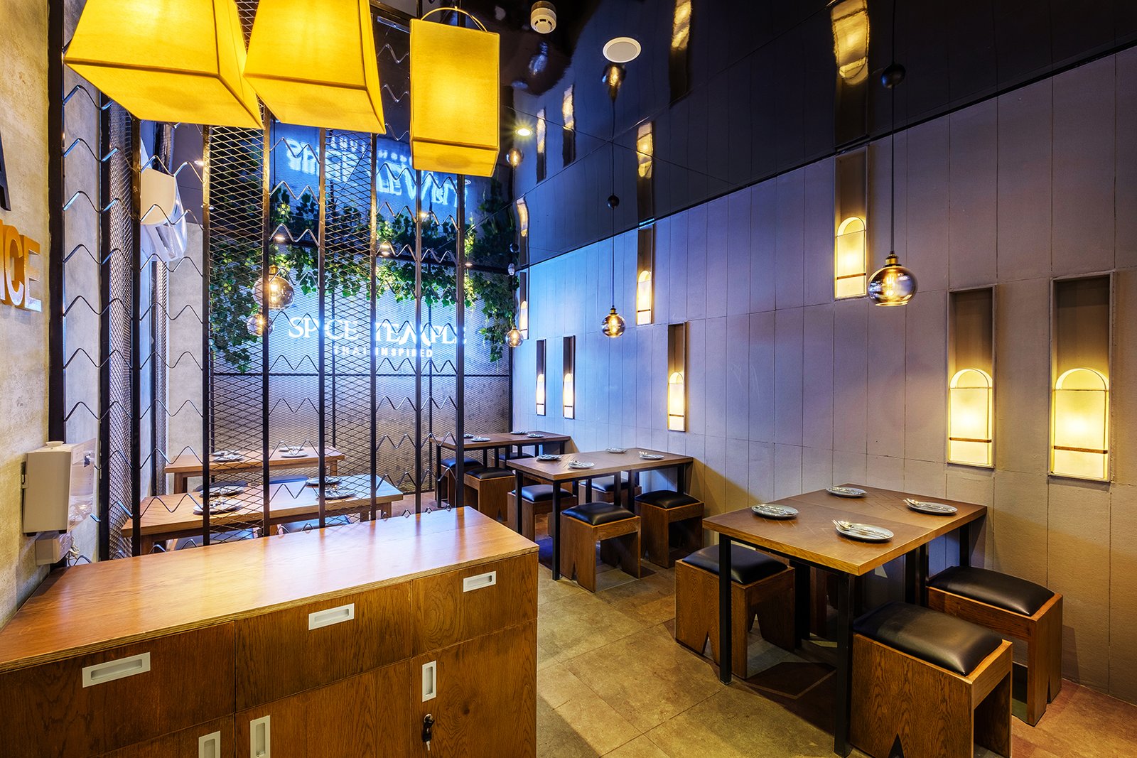 Spice Temple 餐厅，由 Kingsmen Vietnam Co. Ltd 设计，胡志明市 – 越南