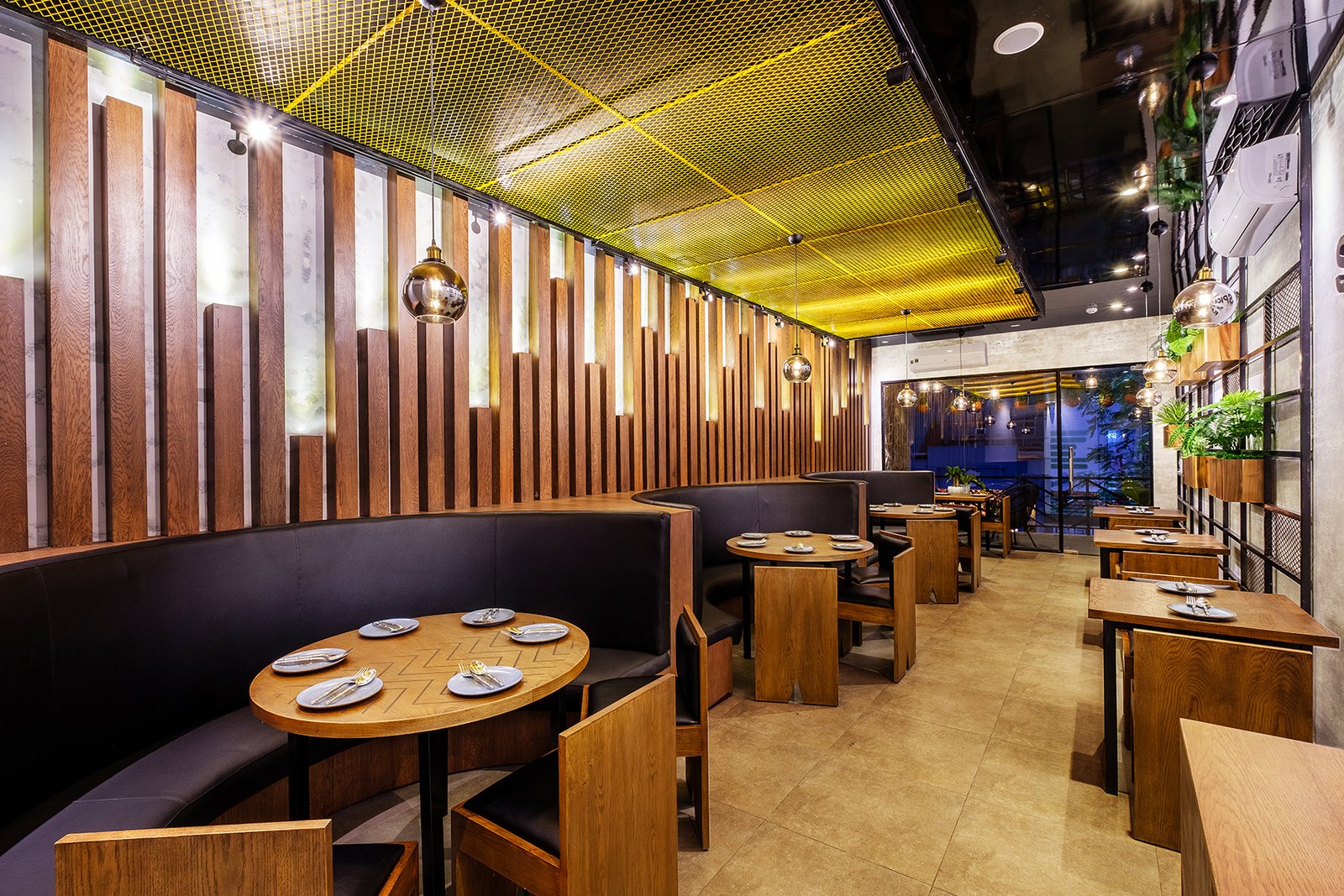 Spice Temple 餐厅，由 Kingsmen Vietnam Co. Ltd 设计，胡志明市 – 越南