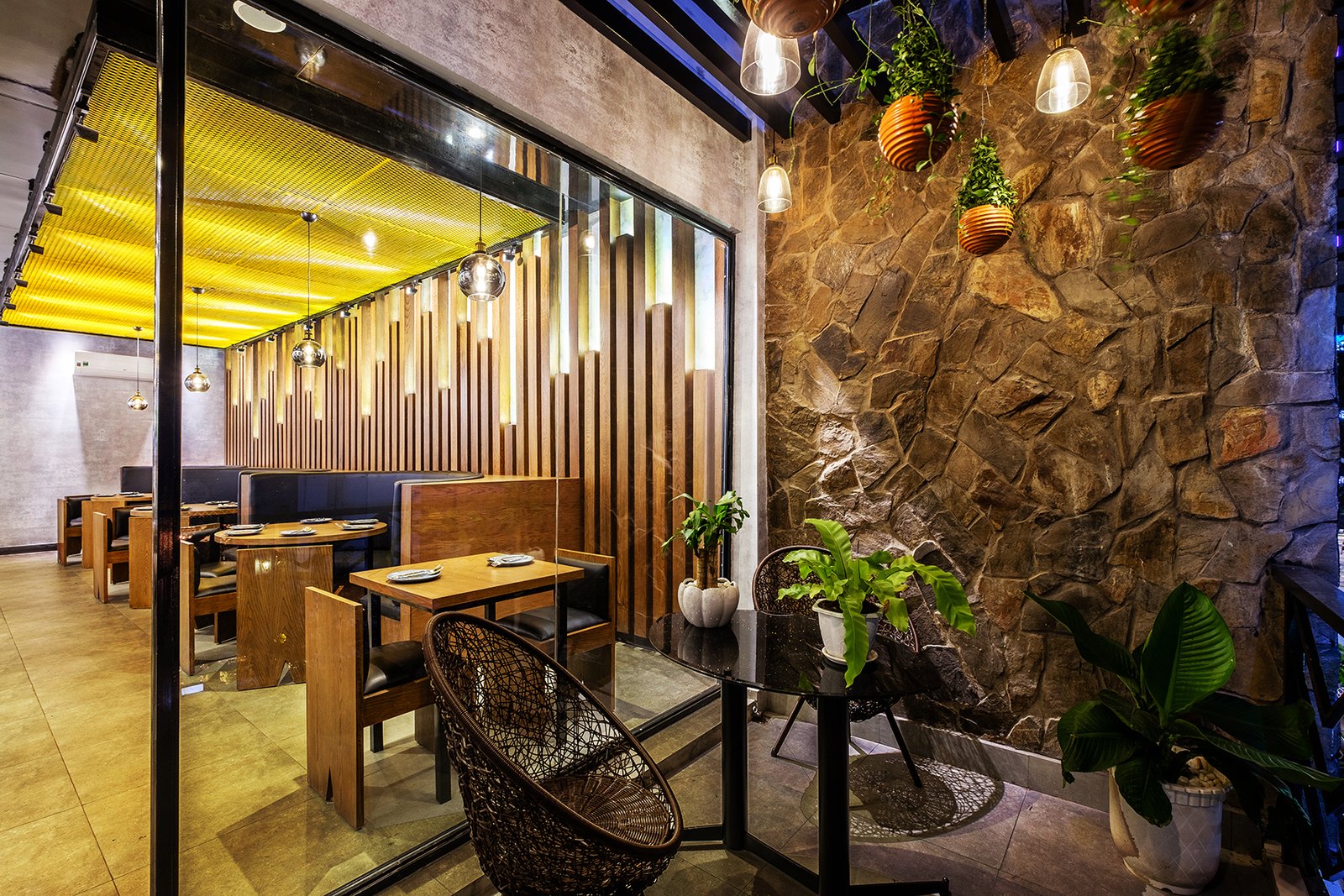 Spice Temple 餐厅，由 Kingsmen Vietnam Co. Ltd 设计，胡志明市 – 越南