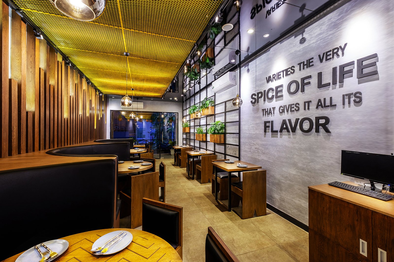 Spice Temple 餐厅，由 Kingsmen Vietnam Co. Ltd 设计，胡志明市 – 越南