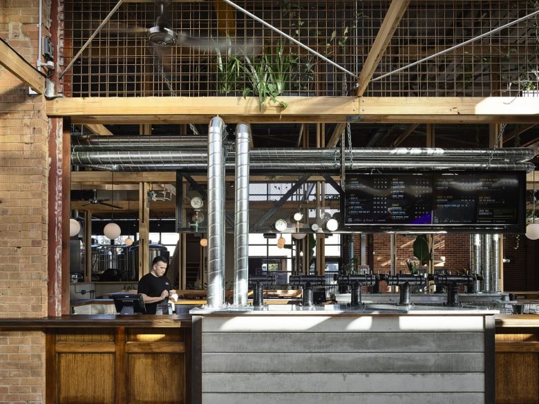 Stomping Ground 啤酒厂由 Y 工作室和 PlaceFormSpace 设计