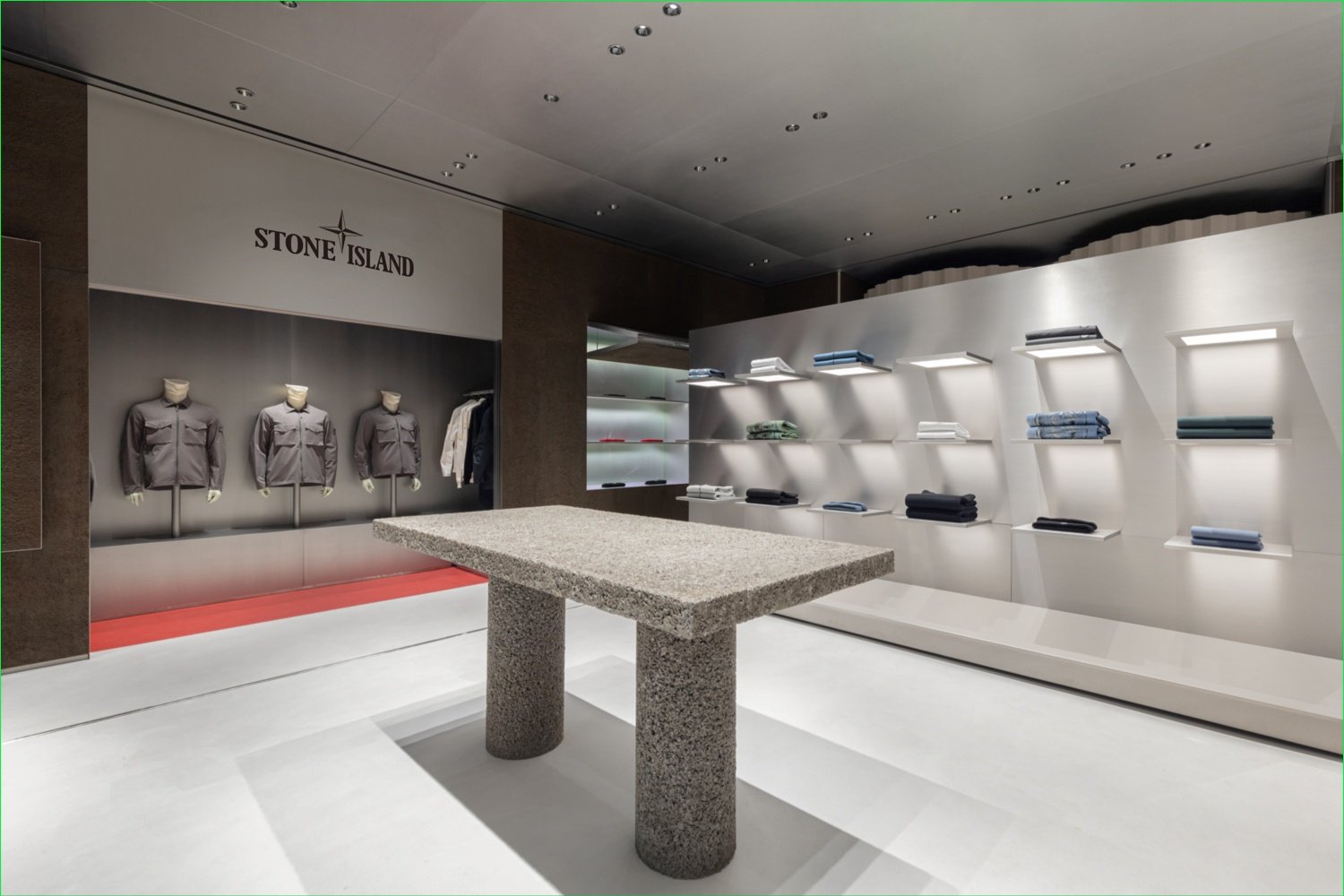 AMO 的 Stone Island 商店