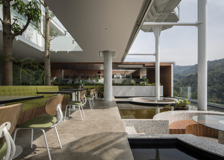 Sudut Pandang 咖啡馆由 Hadivincent Architects 设计