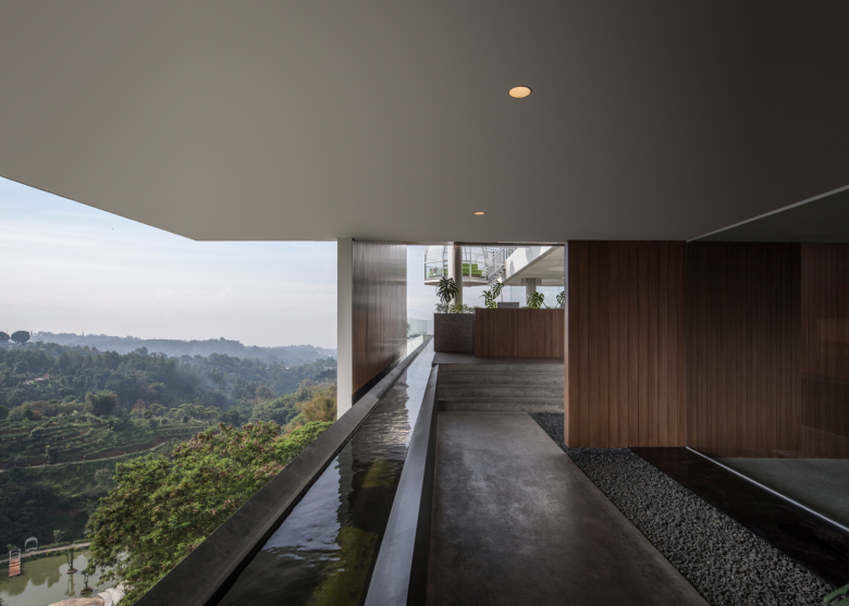 Sudut Pandang 咖啡馆由 Hadivincent Architects 设计