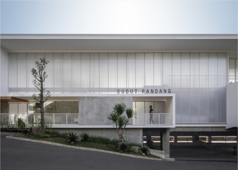 Sudut Pandang 咖啡馆由 Hadivincent Architects 设计