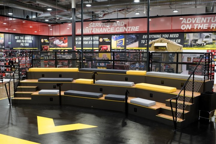 由 McCartney Design 设计的 Supercheap Auto 旗舰店，澳大利亚彭里斯