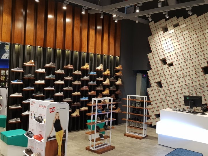 Team A Ventures 位于巴基斯坦拉合尔 Packages Mall 的 Superfeet 商店