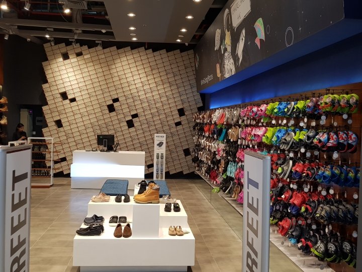 Team A Ventures 位于巴基斯坦拉合尔 Packages Mall 的 Superfeet 商店