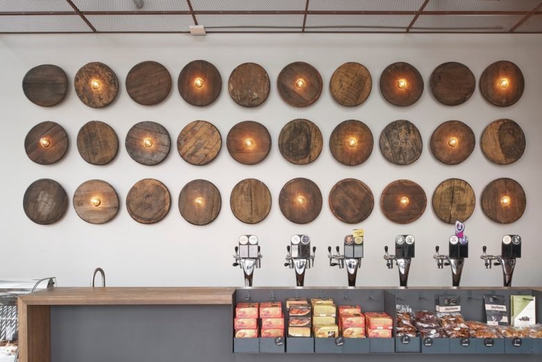 Plazma 建筑工作室设计的 Švyturys 啤酒厂美食酒吧