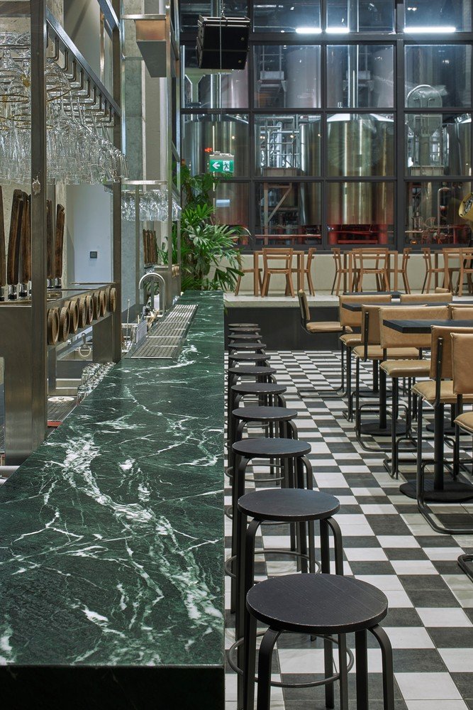 Plazma 建筑工作室设计的 Švyturys 啤酒厂美食酒吧