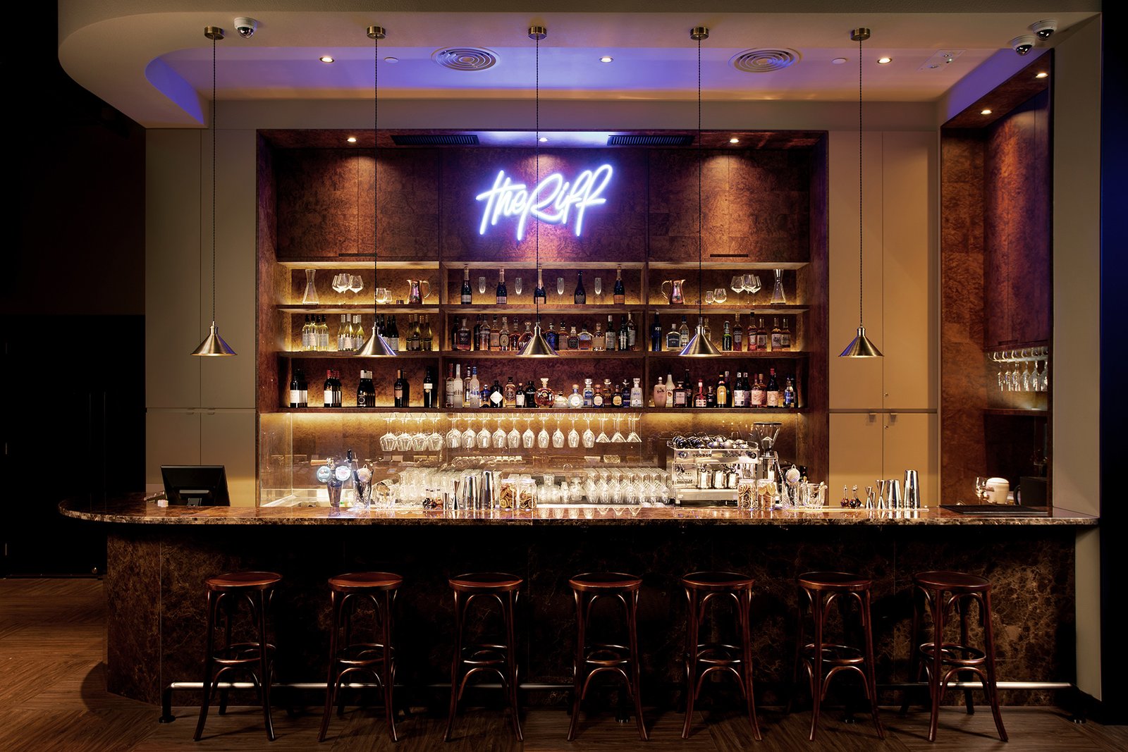 将世界级的喜剧场地引入香港,并融入复古元素 将世界级的喜剧场地引入香港,并融入复古元素