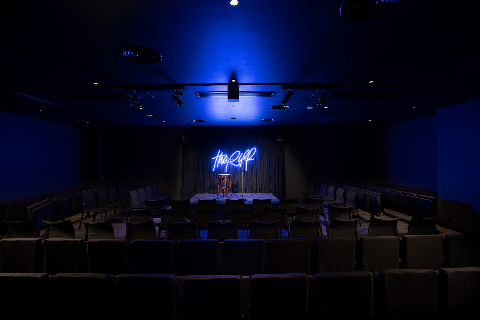 将世界级的喜剧场地引入香港,并融入复古元素 将世界级的喜剧场地引入香港,并融入复古元素