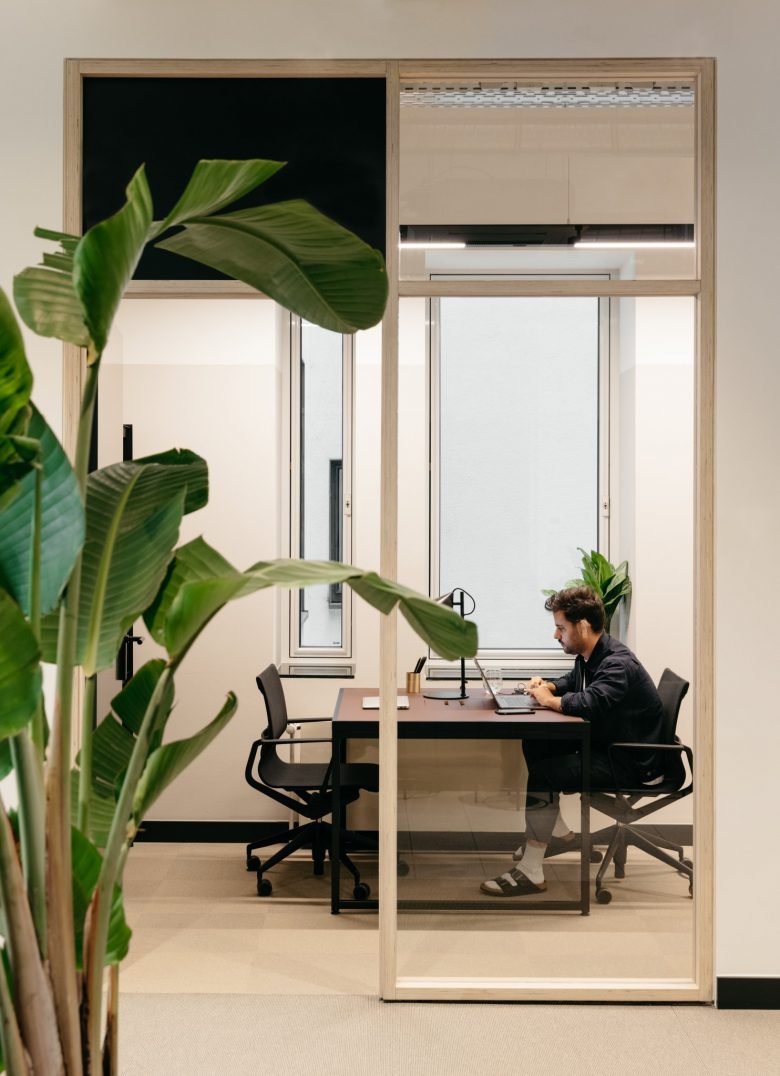 “新浪漫”——异性相吸。Office Group (TOG) 在德国开设了第一个办公空间。室内和办公室设计由 Weiss–heiten Studio (W–H) 设计。