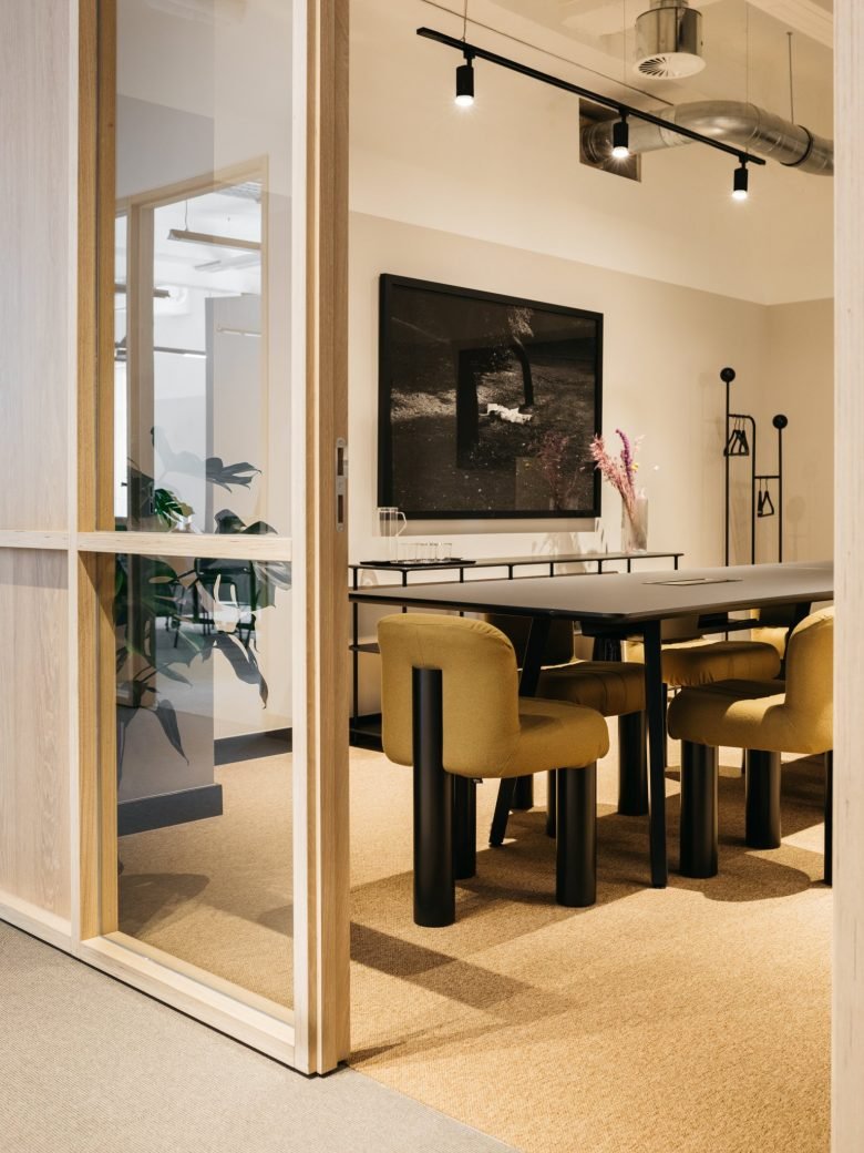 “新浪漫”——异性相吸。Office Group (TOG) 在德国开设了第一个办公空间。室内和办公室设计由 Weiss–heiten Studio (W–H) 设计。