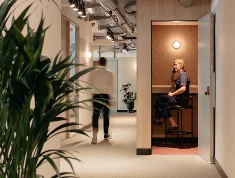 “新浪漫”——异性相吸。Office Group (TOG) 在德国开设了第一个办公空间。室内和办公室设计由 Weiss–heiten Studio (W–H) 设计。