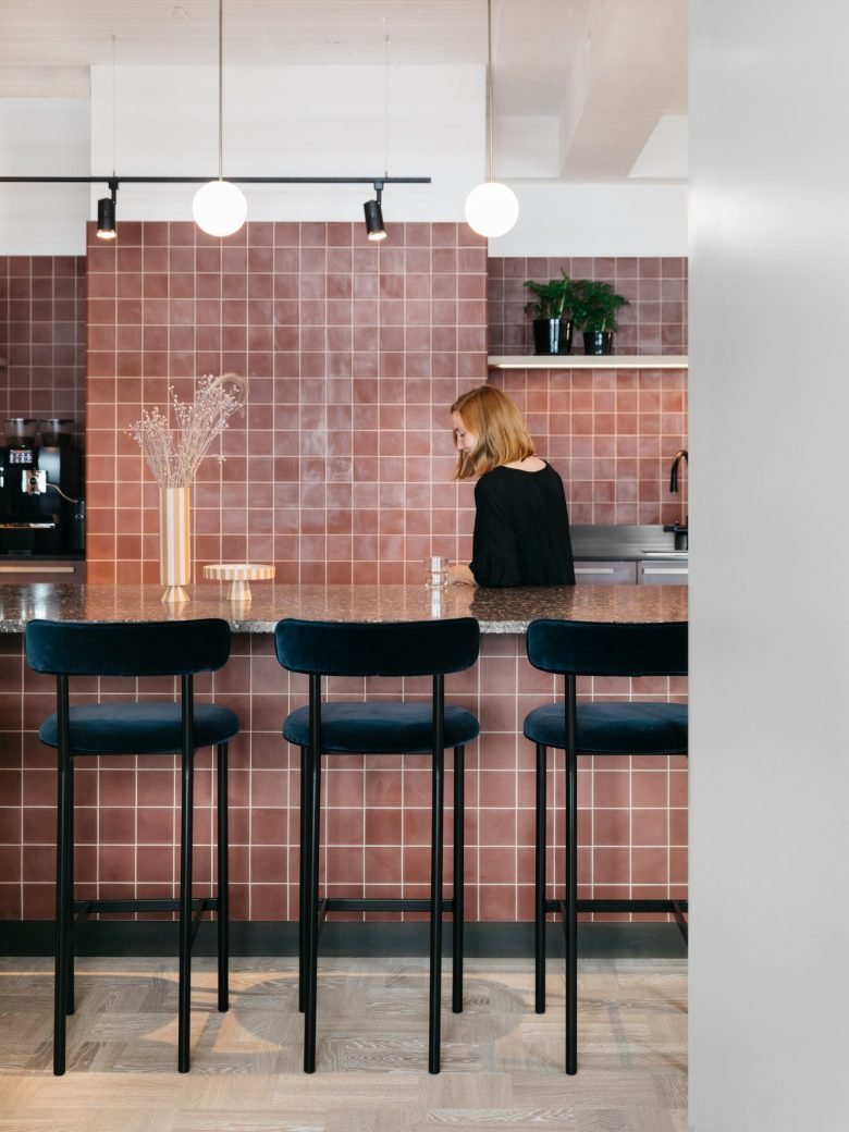 “新浪漫”——异性相吸。Office Group (TOG) 在德国开设了第一个办公空间。室内和办公室设计由 Weiss–heiten Studio (W–H) 设计。