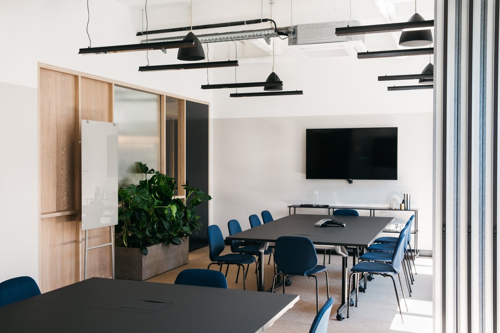 “新浪漫”——异性相吸。Office Group (TOG) 在德国开设了第一个办公空间。室内和办公室设计由 Weiss–heiten Studio (W–H) 设计。