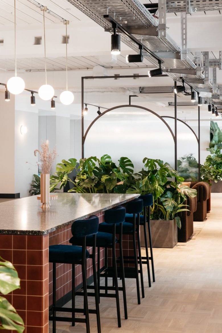 “新浪漫”——异性相吸。Office Group (TOG) 在德国开设了第一个办公空间。室内和办公室设计由 Weiss–heiten Studio (W–H) 设计。