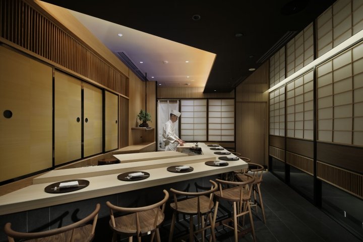 TSUKIJI SUZUTOMI 餐厅由 GATE 室内设计事务所设计，东京 – 日本