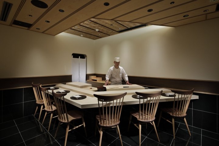 TSUKIJI SUZUTOMI 餐厅由 GATE 室内设计事务所设计，东京 – 日本