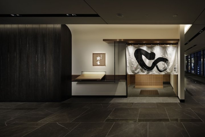 TSUKIJI SUZUTOMI 餐厅由 GATE 室内设计事务所设计，东京 – 日本