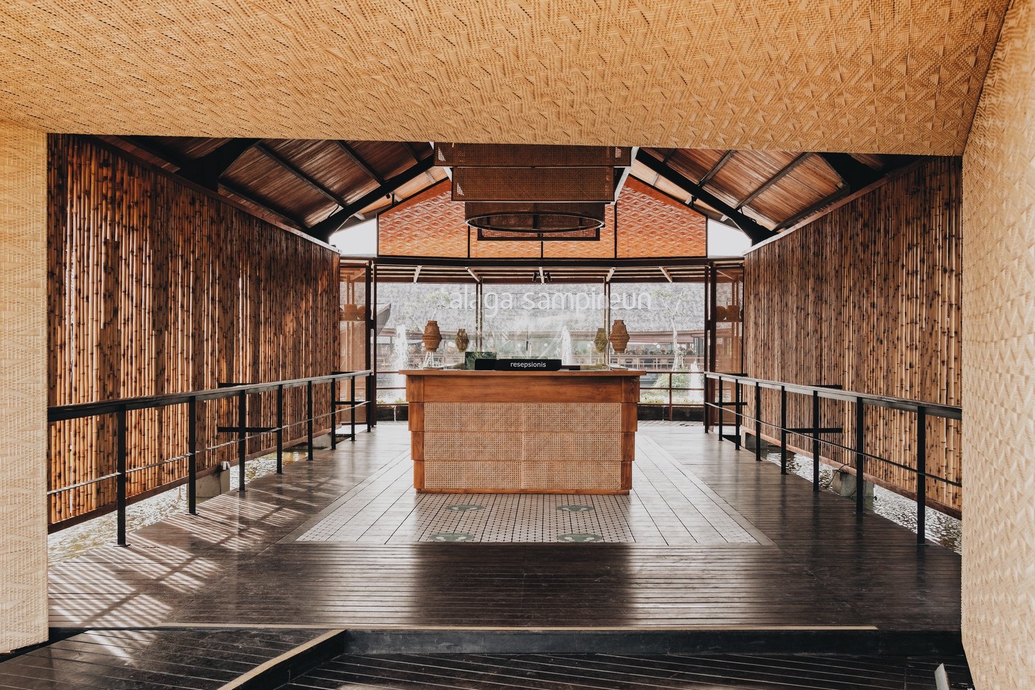 Talaga Sampireun Pavilions 由 Seniman Ruang 设计