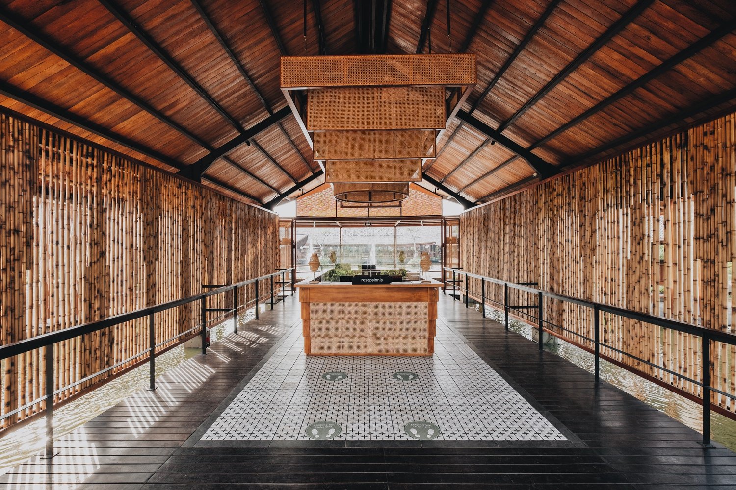 Talaga Sampireun Pavilions 由 Seniman Ruang 设计