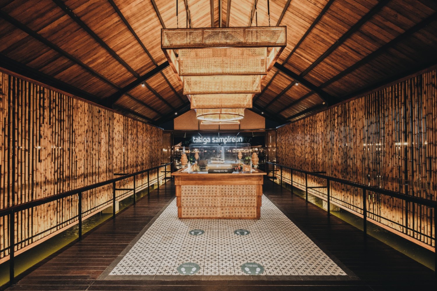 Talaga Sampireun Pavilions 由 Seniman Ruang 设计