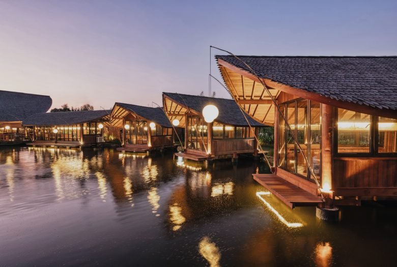 Talaga Sampireun Pavilions 由 Seniman Ruang 设计