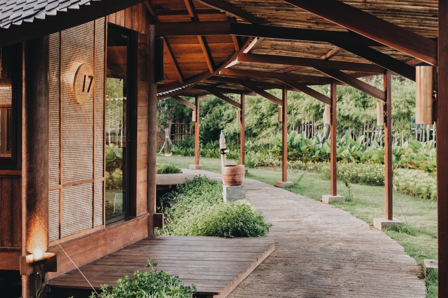 Talaga Sampireun Pavilions 由 Seniman Ruang 设计