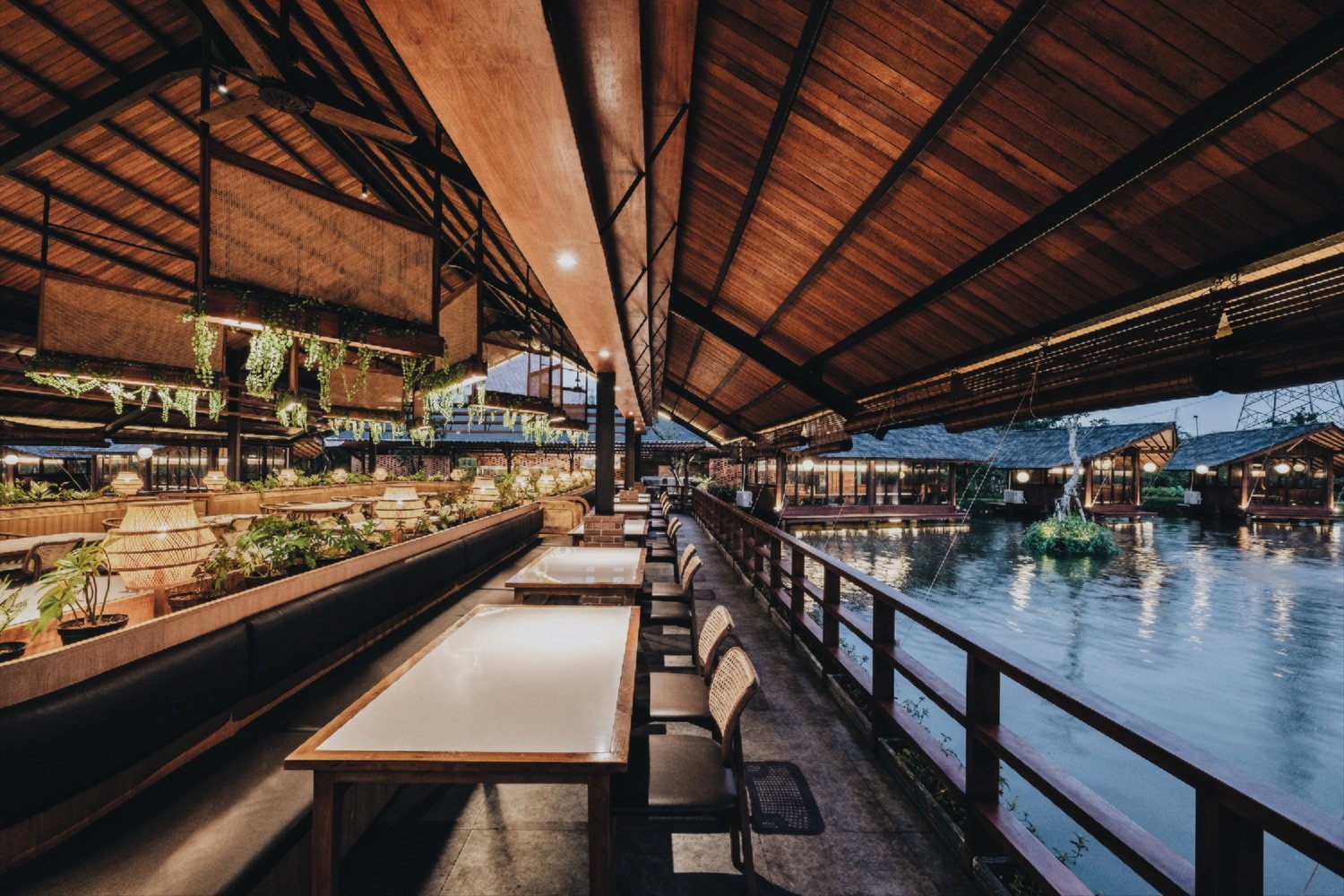 Talaga Sampireun Pavilions 由 Seniman Ruang 设计